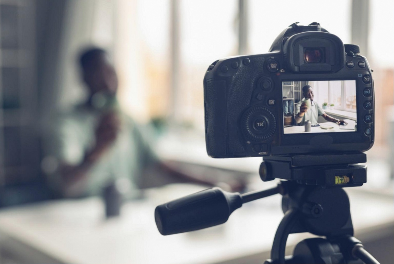 Montage vidéo narratif sur un écran d'édition professionnel